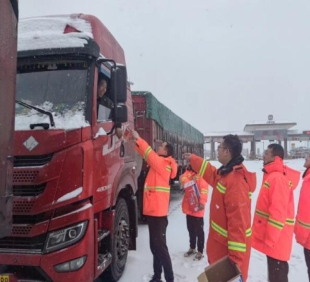 雪天送温暖 服务暖司乘